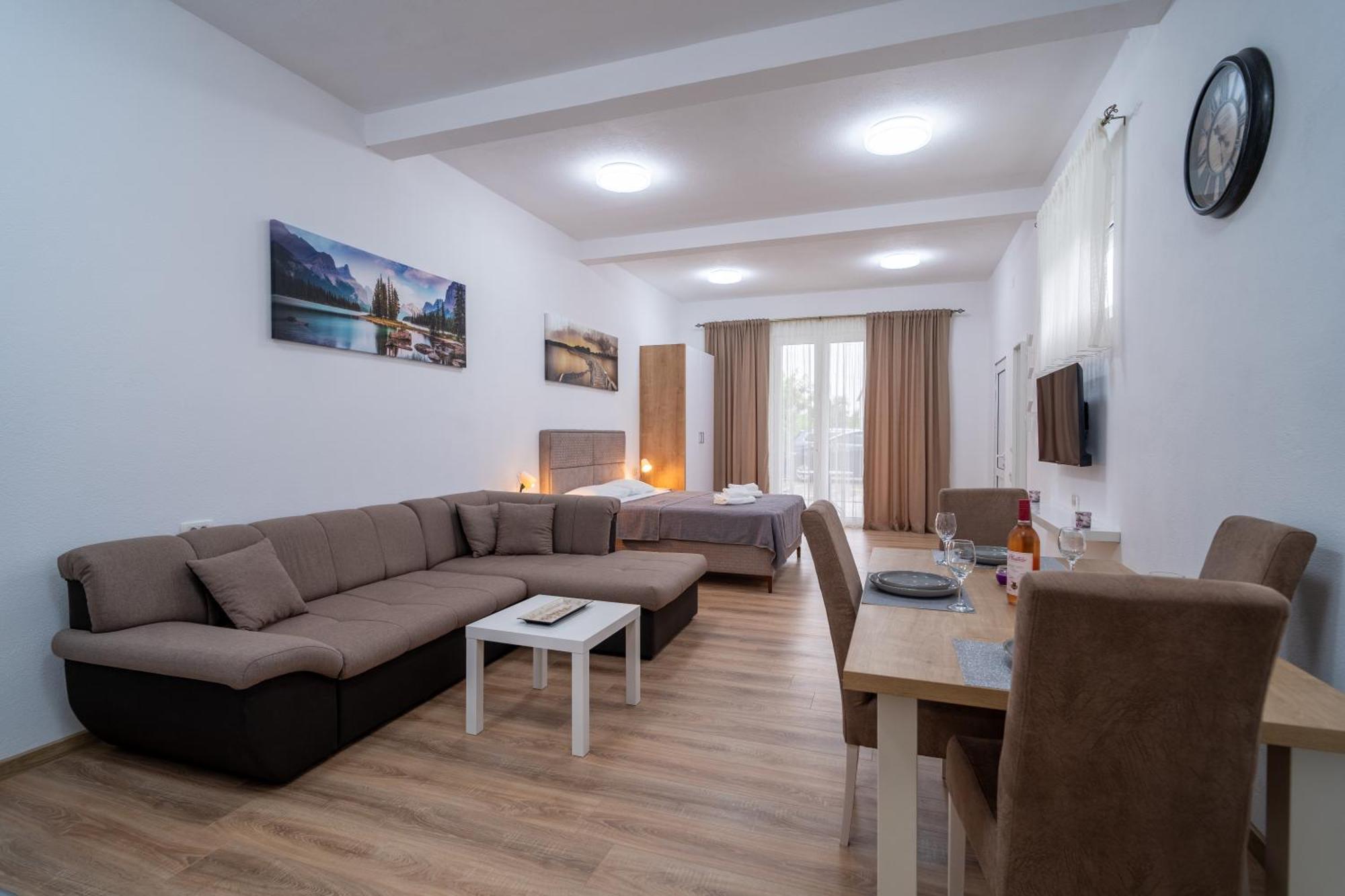 Dane Apartment Airport Podgorica 미트로비처 외부 사진